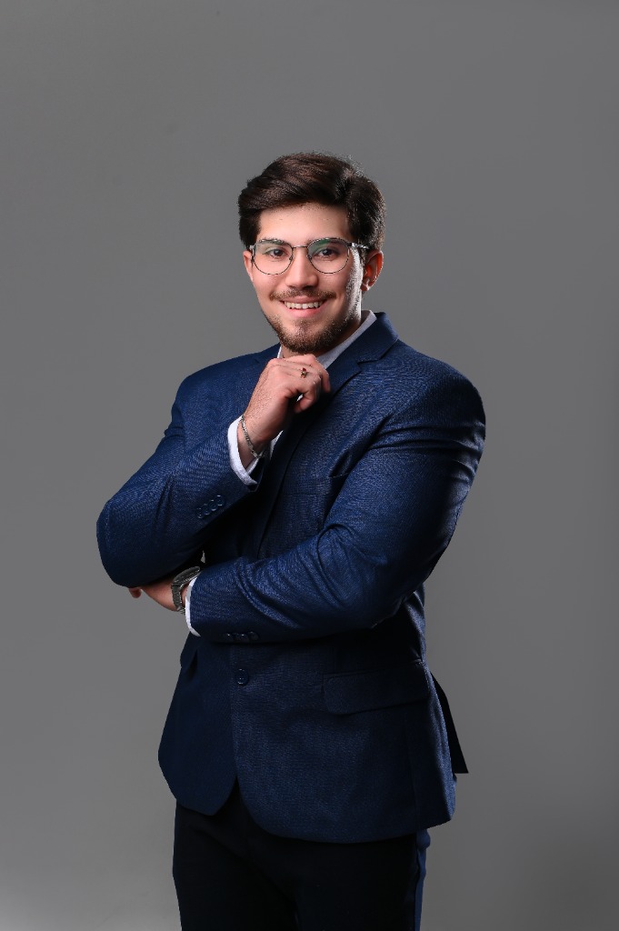 Dr. Ryan Gadelha em pé